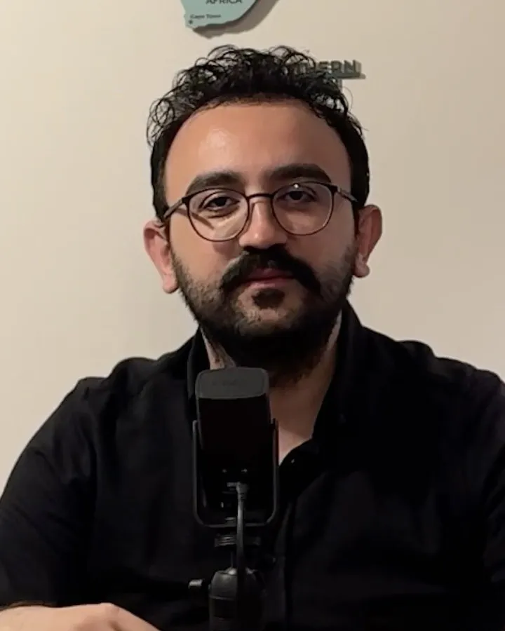 Feyyaz Ketenoğlu, masasında mikrofonun başında